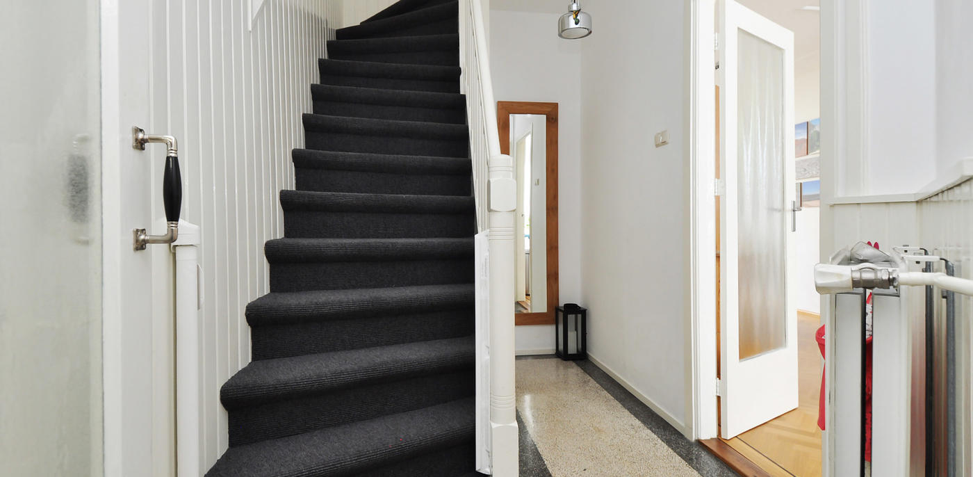 Zwarte traprenovatie